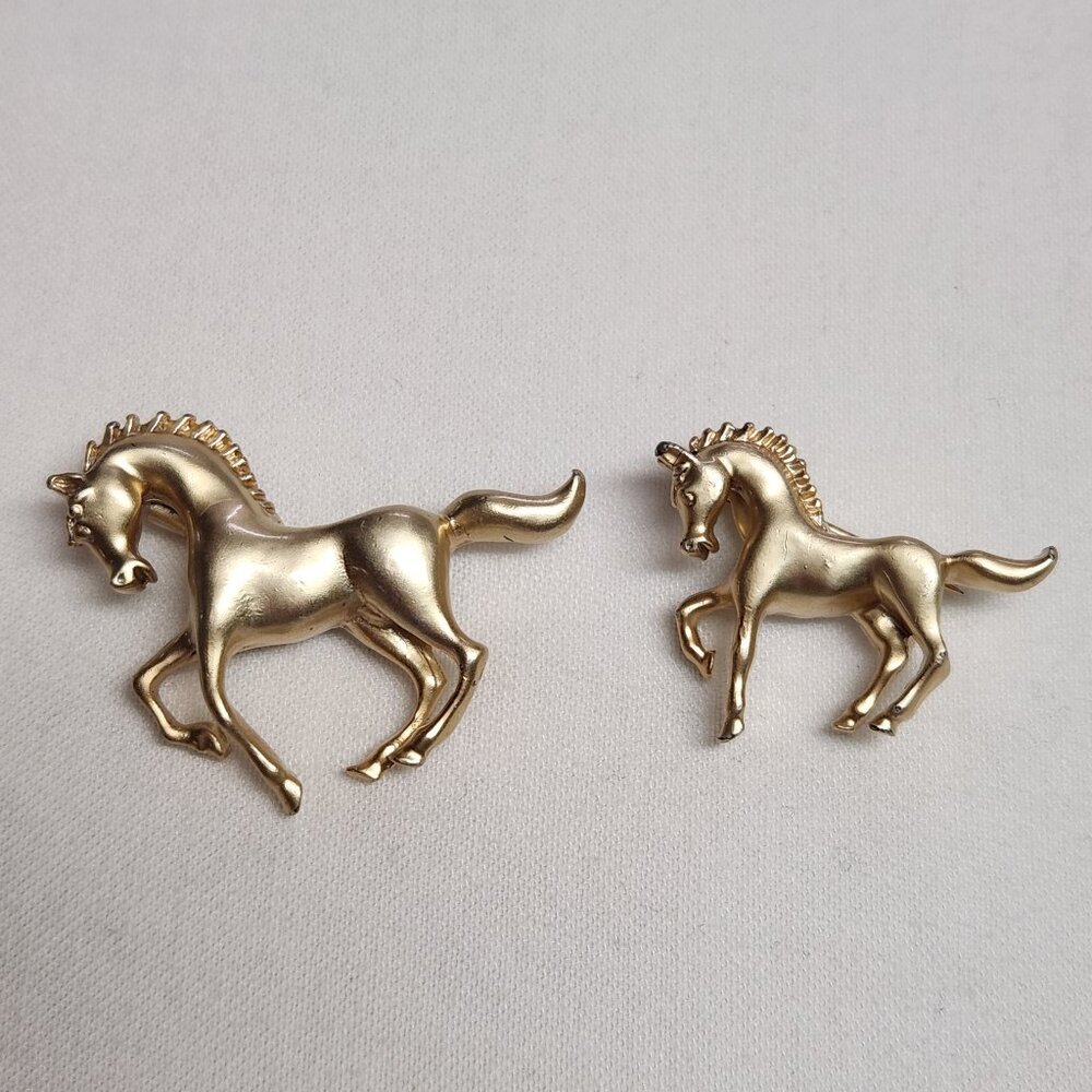 VINTAGE Horse Pin Brooch Set - Momma and Foal Galloping - Brushed Gold Tone